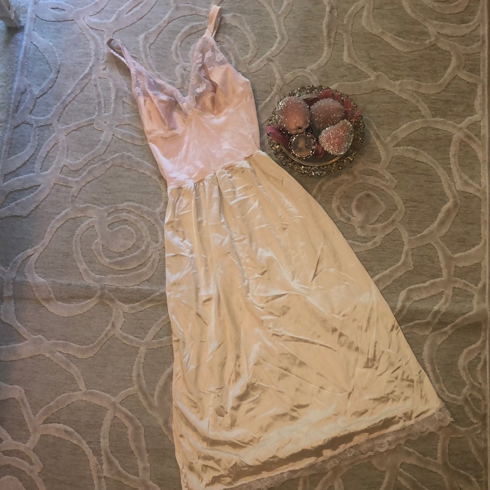VINTAGE🌷ANOTHER YOUTHFUL CREATION🌷Nude full slip